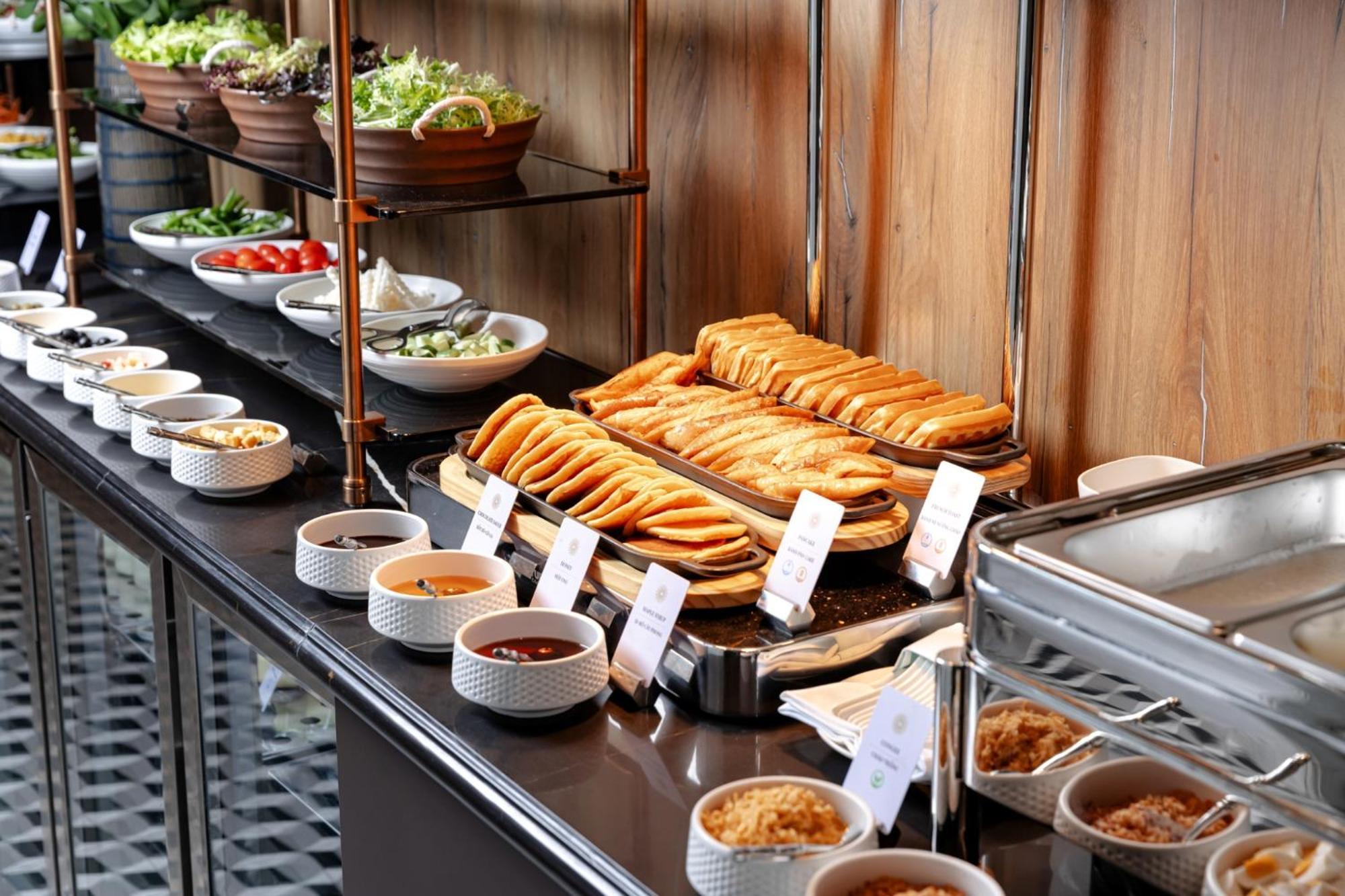 La Siesta Classic Hang Thung Hanoi Zewnętrze zdjęcie A buffet at a hotel