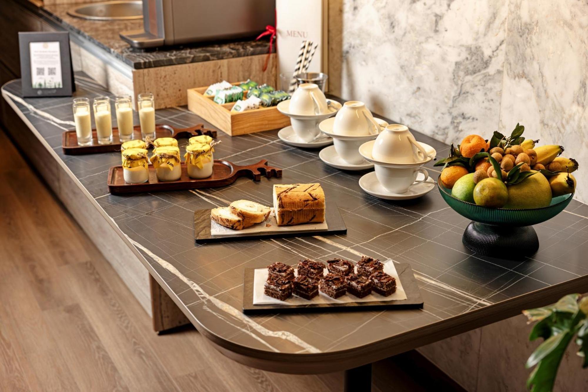 La Siesta Classic Hang Thung Hanoi Zewnętrze zdjęcie A buffet with a selection of desserts